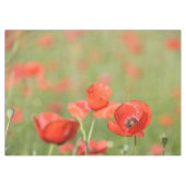 Vibrant rode papaver in een groen papaverveld tafelkleed (Voorkant (Horizontaal))