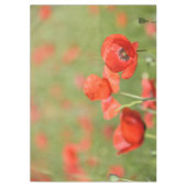 Vibrant rode papaver in een groen papaverveld tafelkleed (Voorkant)