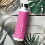 Vibrant Roze en Wit Gepersonaliseerd Waterfles<br><div class="desc">Deze gepersonaliseerde, op maat gemaakte, geïsoleerde fles is de perfecte mix van moderne stijl en functionaliteit! Met uw handgeschreven naam in een elegant wit script over een levendige roze achtergrond, is dit minimalistische ontwerp zowel stijlvol als praktisch. Ideaal om de drinken in de zomermaanden koud te houden of in de...</div>