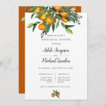 Vibrant Tangerine Oranje Citrus Rehearsal Dinner Kaart<br><div class="desc">Dit ontwerp omringt uw ceremonie-repetitie en dinerdetails met een spray van levendige tinten groene bladeren,  heldere tangerine oranje en zachte witte bloemen voor dit verse en harmonieuze kleurenpalet.</div>