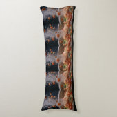 Vibrant Veggie Explosion Art – Dynamic Boiling Pot Lichaamskussen (Voorkant Verticaal)