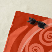 Vibrant Vermillion Red Swirls Strandlaken (In situ)