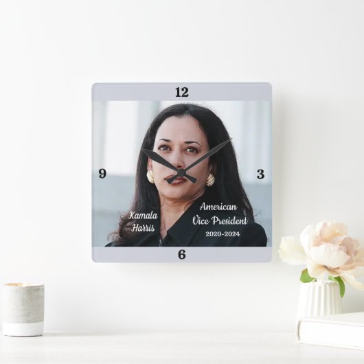 VICE PRESIDENT KAMALA HARRIS VIERKANTE KLOK (Huis)