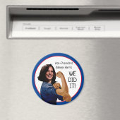 VicePresident Kamala Harris als Rosie Magneet (Insitu (Vaatwasser))