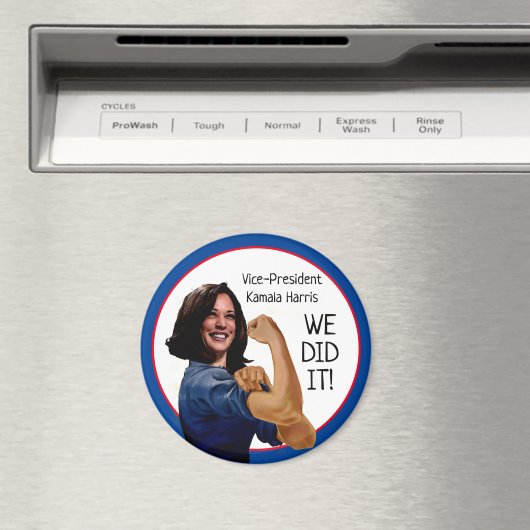 VicePresident Kamala Harris als Rosie Magneet (Insitu (Vaatwasser))