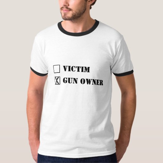 VICTIM - EIGENAAR VAN HET PISTOOL T-SHIRT (Voorkant)