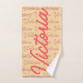 Victoria Naam Herhalend Patroon Bad Handdoek (Handdoek)