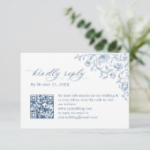 Victoriaans Bloemen Dusty Blue Wedding QR-code RSVP Kaartje (Staand voorkant)