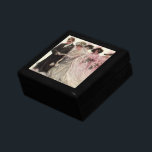 Victoriaans bruiloft-ceremonie Bride en Groom Cadeaudoosje<br><div class="desc">illustratie liefde en romance Victoriaans trouwceremonie afbeelding met bruid en bruid trouwen. De nieuwpootjes knielen op een kussen en de bruidsmeisjes dragen elegante fancy petten met veren en houden bloesems vast. Artiest: Harrison Fisher,  genaamd The Wedding.</div>