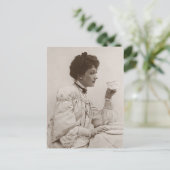 Victoriaans dame drink thee, foto zwart-wit briefkaart (Staand voorkant)