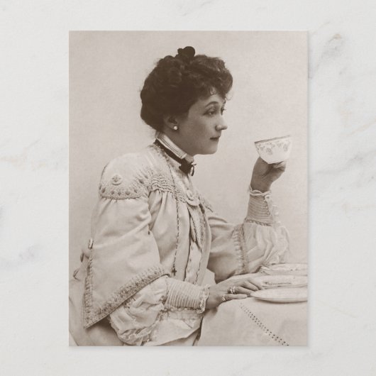 Victoriaans dame drink thee, foto zwart-wit briefkaart (Voorkant)