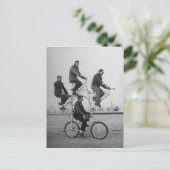 Victoriaans driekleurenstunde rijdt een fiets briefkaart (Staand voorkant)