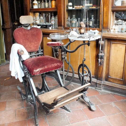 VICTORIAANS ENGLAND HANGEND WANDKLEED