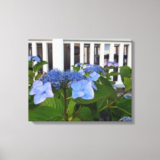 Victoriaans Hydrangea en Porch - Wijnwerf van Mart Canvas Afdruk (Voorkant)