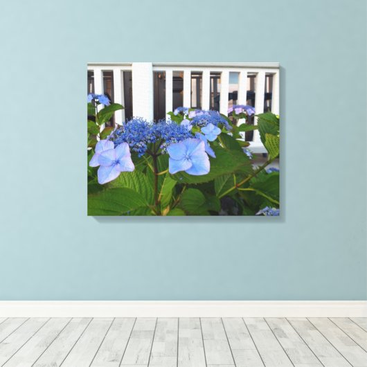 Victoriaans Hydrangea en Porch - Wijnwerf van Mart Canvas Afdruk (Insitu (Houten vloer))