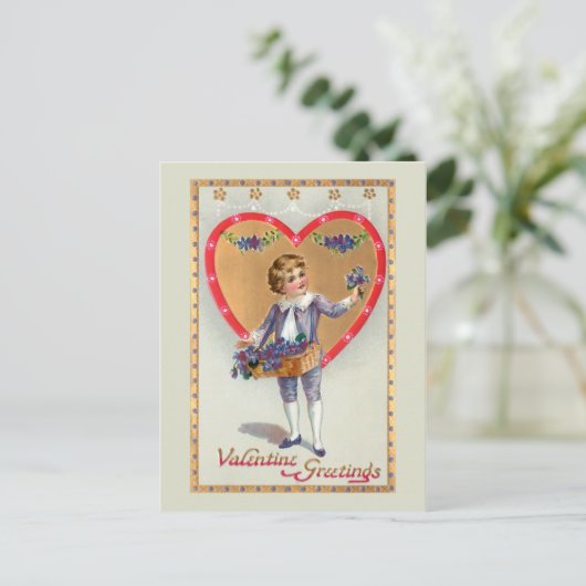 Victoriaans jongen met Valentijn Heart en Lilacs Feestdagenkaart (Staand voorkant)
