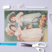 Victoriaans kinderen die een Valentijn en bloemen Tissuepapier (Craft)