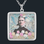 Victoriaans Lady Ketting<br><div class="desc">Dit mooie ketting zal zeker een gespreksstarter zijn! Je kunt zeggen dat het je overgrootmoeder is! Geproduceerd uit mijn mixed media-kunst,  zal dit ketting inspireren en verrukken.</div>