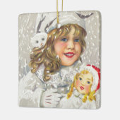 Victoriaans meisje met kerstmis met Doll in sneeuw Keramisch Ornament (Links)