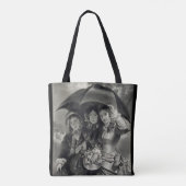 Victoriaans meisjes paraplu regenachtige dag Victo Tote Bag (Achterkant)