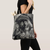 Victoriaans meisjes paraplu regenachtige dag Victo Tote Bag (Dichtbij)