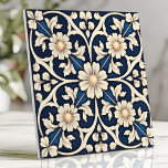 Victoriaans saffierblauw en ivoren daisy tegeltje<br><div class="desc">Dit Victoriaans-geïnspireerde Arts and Crafts-ontwerp toont een prachtige diep saffierblauwe achtergrond versierd met zachte ivoren madeliefclusters en ingewikkelde wervelende ranken. De handgeschilderde stijl en de symmetrische bloemenmolen roepen een tijdloze antiek charme op, ideaal voor het optillen van backsplashes, accentmuren of decoratieve installaties. Met zijn elegante combinatie van rijke kleuren en...</div>