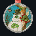 Victoriaans Snowman en Clover-kerstversiering Metalen Ornament<br><div class="desc">Maak je kerstman speciaal met deze Victoriaans kerstsnowman ornamenten. Houd ornamenten met Victoriaans design volledig hersteld voor de beste afdrukkwaliteit. Eenvoudig aan te passen met naam en datum.</div>