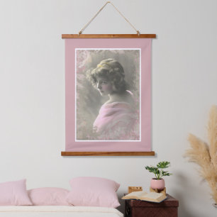  Victoriaans tienermeisje in roze Hangend Wandkleed