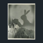 Victoriaans tweederangs meisjes opgegraven door Ra Briefkaart<br><div class="desc">Twee meisjes zijn bang voor de schaduw van een konijn.</div>