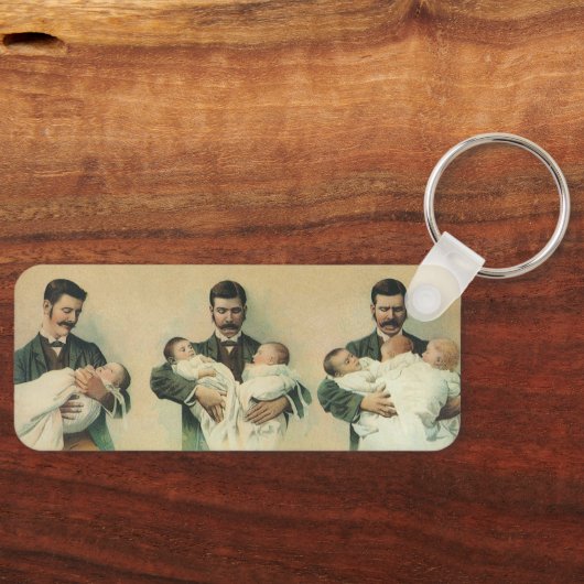  Victoriaans Vaderdag, het zijn Triplets. Sleutelhanger (Voorkant)