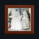 Victoriaans weddenschap cadeaudoosje<br><div class="desc">Het afbeelding van de Victoriaans trouwjurk is van een tijdschrift uit 1850 met de meest recente huwelijksmode van de dag. Mooi!</div>