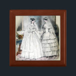 Victoriaans weddenschap cadeaudoosje<br><div class="desc">Het afbeelding van de Victoriaans trouwjurk is van een tijdschrift uit 1850 met de meest recente huwelijksmode van de dag. Mooi!</div>