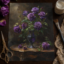 Victoriaanse gotische paarse rozen in antieke vaas