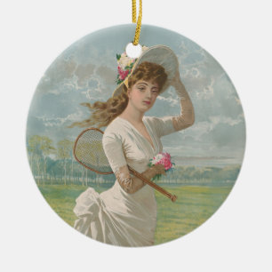 Victoriaanse Tennisdame met Gebloemde Hoed Antiek Keramisch Ornament