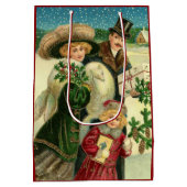 Victorian family in the snow Christmas scene Medium Cadeauzakje (Achterkant)