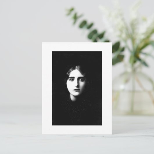 Victorian woman with haunting expression briefkaart (Staand voorkant)