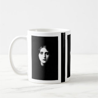 Victorian woman with haunting expression koffiemok