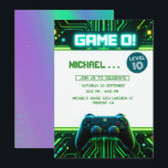 Video Game Green Kids Birthday Party Invitation Feestdagenkaart<br><div class="desc">Geef je feest een level hoger met deze leuke en speelse verjaardagsuitnodiging met een videogame-thema! Deze digitale achtergrond van 5 x 7 inch heeft een gedurfd neongroen ontwerp met leuke cartoon-gamingelementen zoals een controller, pixelsterren en munten - ideaal voor het vieren van elke kleine gamer. Het midden blijft leeg voor...</div>
