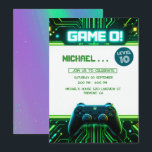 Video Game Green Kids Birthday Party Invitation Feestdagenkaart<br><div class="desc">Geef je feest een level hoger met deze leuke en speelse verjaardagsuitnodiging met een videogame-thema! Deze digitale achtergrond van 5 x 7 inch heeft een gedurfd neongroen ontwerp met leuke cartoon-gamingelementen zoals een controller, pixelsterren en munten - ideaal voor het vieren van elke kleine gamer. Het midden blijft leeg voor...</div>