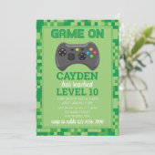 Video Game Level Up Gamer Verjaardag Invite groen Kaart (Staand voorkant)
