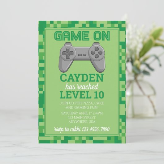 Video Game Level Up Gamer Verjaardag Invite groen Kaart (Staand voorkant)