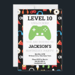 Video game party level Up Kids Birthday Gamer Kaart<br><div class="desc">Video Game Party Level Up Kids Birthday Gamer Party Invitation. Voeg de naam en leeftijd toe om op deze gamer-partijbenodigdheden op een hoger niveau te brengen. Fun patroon van videogames en snacks op zwarte achtergrond. Gamer party voor kinderen,  www.SamAnnDesigns.com</div>