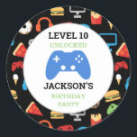 Video game party level Up Kids Birthday Gamer Ronde Sticker<br><div class="desc">Video Game Party Level Up Kids Birthday Gamer Stickers. Voeg de naam en leeftijd toe aan het niveau op dit gamerpatroon. Fun patroon van videogames en snacks op zwarte achtergrond. Gamer party voor kinderen,  www.SamAnnDesigns.com</div>