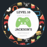Video game party level Up Kids Birthday Gamer Ronde Sticker<br><div class="desc">Video Game Party Level Up Kids Birthday Gamer Stickers. Voeg de naam en leeftijd toe aan het niveau op dit gamerpatroon. Fun patroon van videogames en snacks op zwarte achtergrond. Gamer party voor kinderen,  www.SamAnnDesigns.com</div>