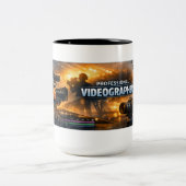 Videograaf met actie tweekleurige koffiemok (Center)