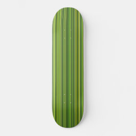 Viele bunte Streifen im grünen Muster Skateboard