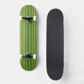 Viele bunte Streifen im grünen Muster Skateboard (Voorkant)