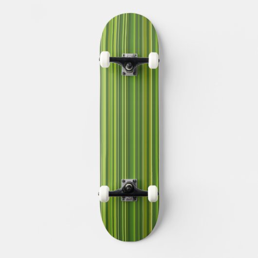 Viele bunte Streifen im grünen Muster Skateboard (Voorkant)