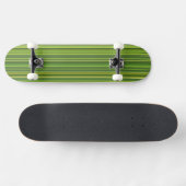 Viele bunte Streifen im grünen Muster Skateboard (Horizontaal)