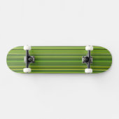 Viele bunte Streifen im grünen Muster Skateboard (Horizontaal)